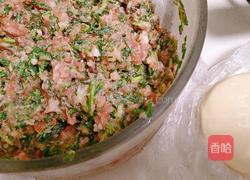 香葱鲜肉锅贴的做法图解1