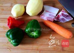 青椒胡萝卜土豆片的做法图解1