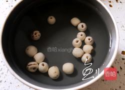银耳莲子红枣汤的做法图解2