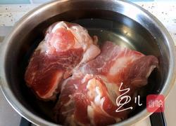 酸菜炖大骨的做法图解2