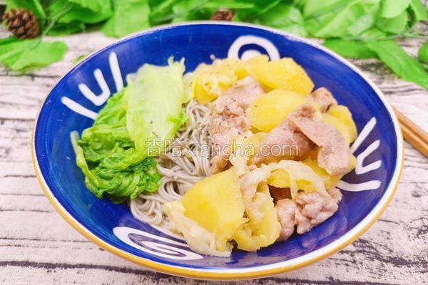 减脂餐土豆炖肉荞麦面 