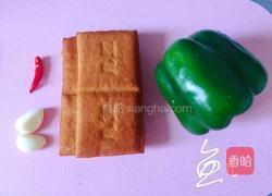 青椒炒香干的做法图解1