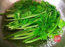 芹菜炒木耳的做法图解3