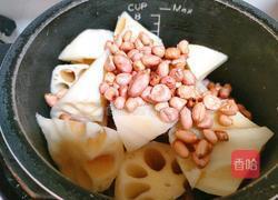 莲藕排骨花生汤的做法图解4