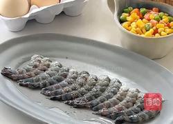 菠萝虾仁蛋炒饭的做法图解1