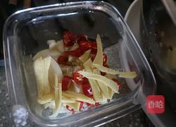 酸芋苗炒猪大肠的做法图解3