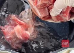 可乐年糕排骨的做法图解1