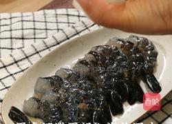 牛油果蒜香黑虎虾的做法图解1