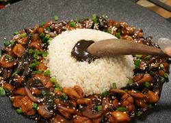 黑松露香菇鸡腿拌饭