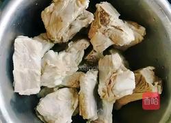 玉米排骨汤的做法图解1