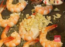 蒜香奶油烩海鲜的做法图解2