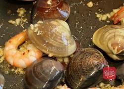 蒜香奶油烩海鲜的做法图解3