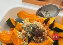 咸蛋黄蒜香烤南瓜的做法图解3