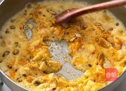 咸蛋黄虾仁豆腐汤的做法图解2