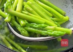 虾仁口蘑炒芦笋的做法图解3