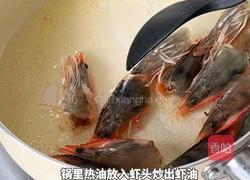 咸蛋黄虾仁豆腐煲的做法图解1