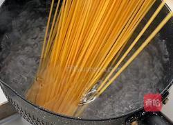 番茄香肠意面的做法图解1