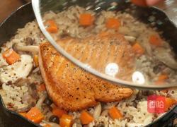三文鱼菌菇焖饭的做法图解7