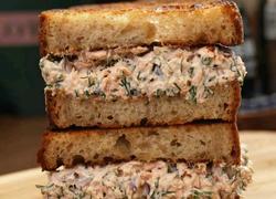 黑松露三文鱼奶酪三明治