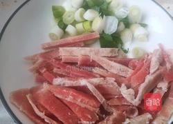 爆葱五花炒肉的做法图解1