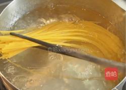 蒜香虾油意面的做法图解1