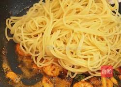 蒜香虾油意面的做法图解4