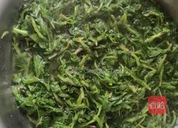 苜蓿鸡蛋饺子的做法图解2