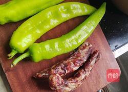 辣椒炒腊肠的做法图解1