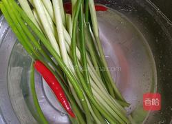 蒜苔炒五花肉的做法图解2