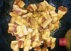  家常大葱红椒炒五花肉的做法图解1