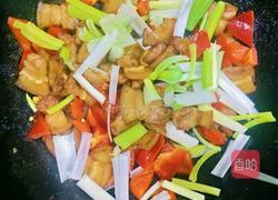  家常大葱红椒炒五花肉的做法图解4