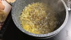 金针菇酸菜牛肉煲的做法图解13