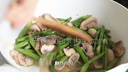 黑椒芦笋炒蘑菇的做法图解8