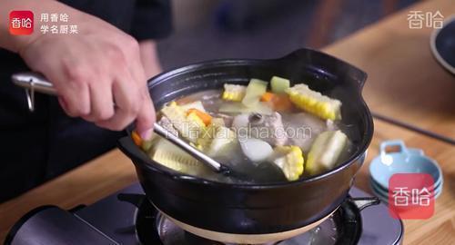 煮好后，再加入适量盐、鸡粉、白糖，用勺子搅拌几下。