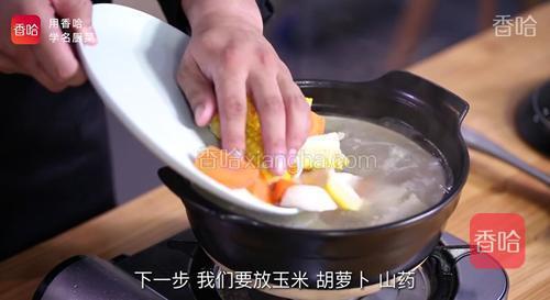 之后，开盖放入胡萝卜、山药、玉米，再盖上盖小火慢煮三十分钟。