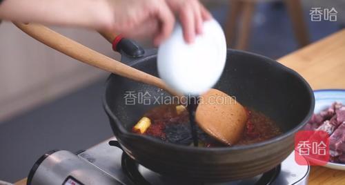 倒入黄酒、酱油、糖，搅拌使汁粘稠。