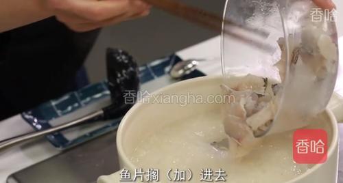 将腌制的鱼片放入熬好的粥搅拌几下。