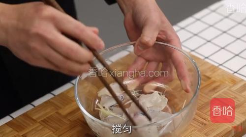 切好的鱼片，放入少许盐、鸡粉、姜丝、料酒、色拉油，拌匀腌制10分钟去腥。