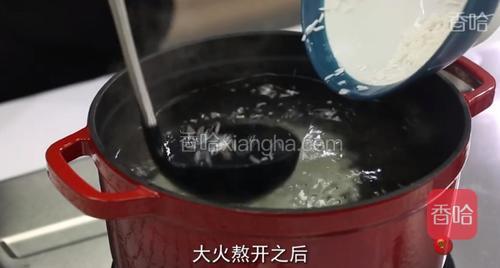 砂锅烧开水，将提前泡好的米倒入，中火熬制一小时，期间稍微搅动。（一定要将水烧开再倒米，否则容易粘锅）