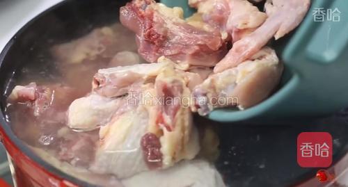 起锅坐水，凉水下入鸡块。