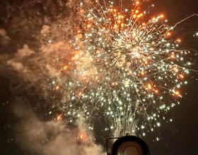 烟花，这边祭祖白天也会烧烟花，晚上也会有。[图]