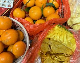 各种零食，水果🍊🍍我们回来没买零食带回，老家过年的一些零食和二月二时的零食还有挺多。[图]