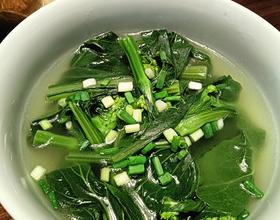 今日早餐：水煮青菜，老母鸡汤面，各种干果和水果。[图]