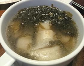 今日早餐：紫菜小馄饨，河虾鸡蛋饼，水煮空心菜，蒸鸡爪梨，培根鸡蛋吐司。[图]