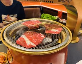 和女儿一起吃烤肉[图]