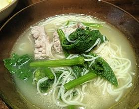 今日早餐：猪排汤面，水煮鸡蛋，各种水果。[图]