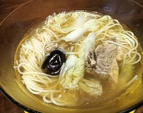 今日早餐：猪排红枣汤面，苹果，各种干果。[图]