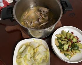 中午菜，鸭肉直接整锅上桌[图]