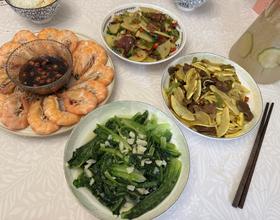 午餐：西葫芦炒肉，土豆炒腊肠，蒜蓉油麦菜，白灼虾[图]