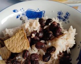 昨晚上焖的红豆米饭，来一盘青椒洋葱炒肉，煮了黄瓜丝鸡蛋汤，没有拍照哦 😄[图]